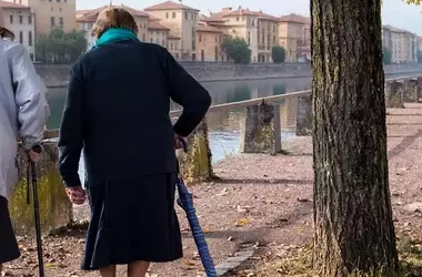 L'Impatto Profondo delle Passeggiate Quotidiane sul Benessere degli Anziani
