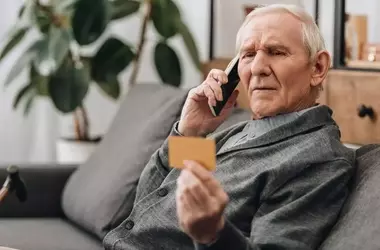 Come Proteggere gli Anziani dalle Nuove Truffe Digitali