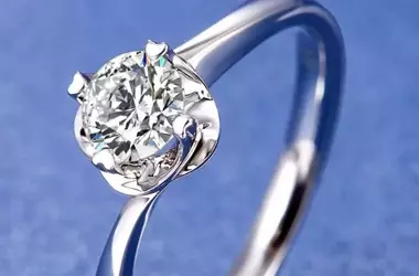 Guida Essenziale alla Cura e Manutenzione dei Gioielli: Preservare la Bellezza nel Tempo