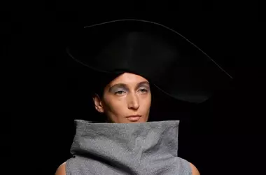 Il ritorno del grigio: dalle passerelle al make-up quotidiano