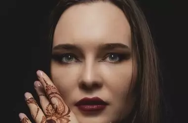 Il Percorso di Ilona Dembowska: Tra Giurisprudenza e l'Arte Millenaria dell'Henna