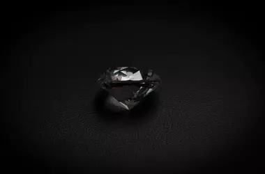 Il Fascino Inesplorato del Diamante Nero: Tra Mistero e Eleganza