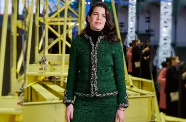 L'eleganza autentica di Charlotte Casiraghi: un fascino naturale e uno chignon "imperfetto" per la presentazione del suo libro