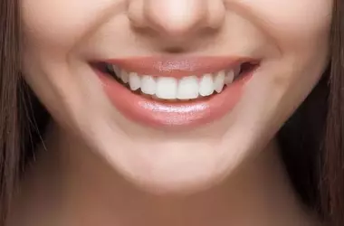 Il Segreto di un Sorriso Radioso: Cura di Denti e Labbra