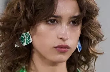 La frangia a U: Eleganza Naturale per Ogni Viso nella Primavera 2026