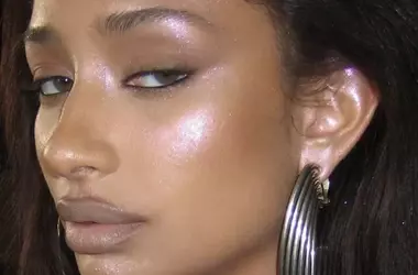 L'Ombretto Viola: Il Protagonista Indiscusso del Make-up Primaverile