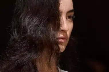 Olio di Jojoba: Il Segreto Naturale per Capelli e Pelle Luminosi