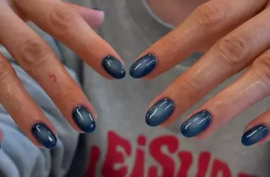 Denim Nails: La Manicure Ispirata al Jeans Rivoluziona le Tendenze Unghie