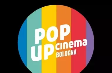 Pop Up Cinema: Un'Odissea Cinematografica tra Rito Collettivo e Estetica Urbana a Bologna