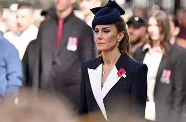 L'Eleganza Regale: L'Omaggio in Blu di Kate Middleton per l'Anzac Day