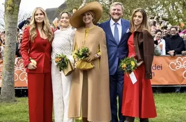 Amalia d'Olanda: La Crescita di una Futura Regina nel Giorno del Re