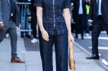 Jeans Chiari: La Tendenza Delle Celebrità per uno Stile Versatile e di Tendenza