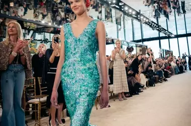 Chanel Cruise 2027: Quando la Maternità Ridefinisce l'Eleganza in Passerella
