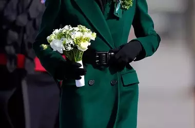 L'Eleganza Moderna di Kate Middleton: Un Blazer Azzurro Rivoluziona il Classico