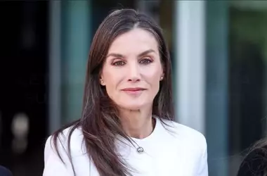 L'Eleganza Accessibile di Letizia di Spagna: Il Tailleur Bianco Mango Conquista
