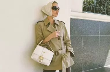 Stile a strati: eleganza con collane che catturano l'attenzione