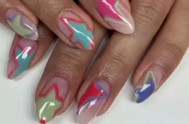 Il Ritorno della Manicure Anni Duemila: Glitter e Tonalità Fluo Rivoluzionano il Nail Style