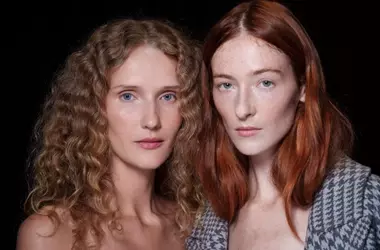La Verità sul Fondotinta Che Si Adatta al Colore della Pelle: Magia o Chimica Cosmetica?