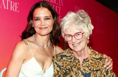 Eleganza Familiare: Katie Holmes e la Madre Incantano al Gala del Balletto Americano