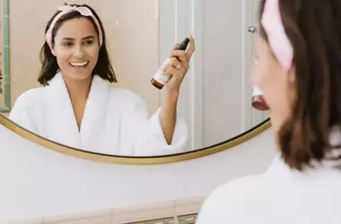 Il Labirinto dei Sieri Cosmetici: Promesse, Scienza e Marketing nell'Industria della Bellezza
