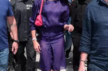 Borse vibranti: l'accessorio che ha illuminato gli stili casual di Cannes