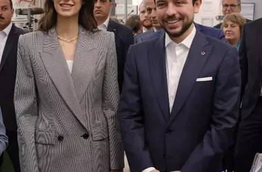 La Principessa Rajwa di Giordania Irradia Freschezza in Germania con il Principe Hussein