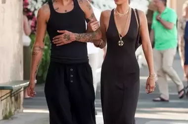 Lo Stile Rilassato di Bella Hadid a Saint-Tropez: Eleganza Francese Accessibile