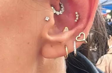Guida Completa al Piercing Helix: Dal Dolore alla Guarigione, Consigli e Stili