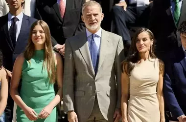 Le giacche colorate delle Royal: eleganza accessibile e tendenze di primavera