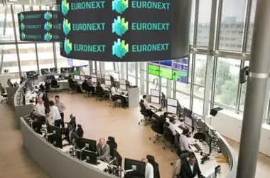 Contenzioso Legale Acceso per Sipario Movies: IA Media Stima Danni Miliardari