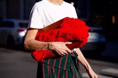 Stile estivo: T-shirt e gonna a fantasia, un abbinamento sempre di moda