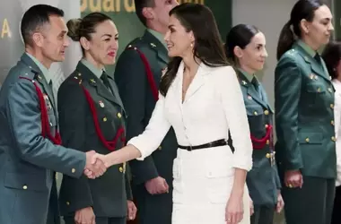 Il segreto di stile di Letizia di Spagna: come allacciare le espadrillas con eleganza estiva