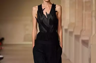 Eleganza piumata: abbinamenti chic per le serate primaverili