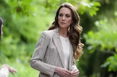 Il Messaggio Nascosto: Kate Middleton e il Suo Abito a Cuori per la Ricerca sul Cancro
