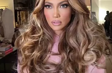 Il Ritorno Trionfale dei Capelli Extra Lunghi: Tendenze e Ispirazioni dalle Celebrity