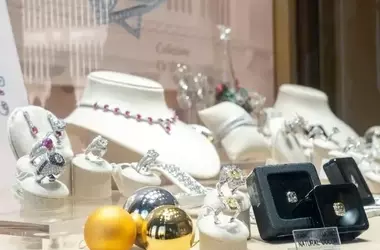 La Magia del Natale: Gioielli Salvadori per Emozioni Senza Tempo