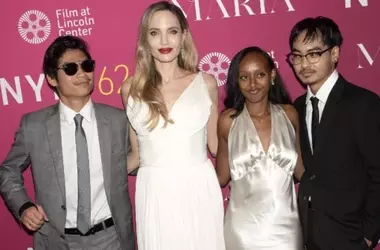 Brad Pitt e Ines de Ramon: Un Amore Sotto i Riflettori del Roland Garros Mentre i Figli Prendono Distanza
