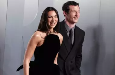 Dua Lipa e Callum Turner: Una Celebrazione Siciliana di Amore e Splendore