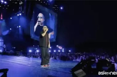 Max Pezzali: Un Trionfo Musicale Tra Stadi e Palasport