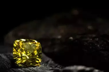 Lo Zaffiro Giallo: Un Simbolo Millenario di Prosperità e Saggezza