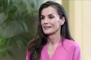 L'eleganza vibrante di Letizia di Spagna: un omaggio al fucsia e al Barbiecore