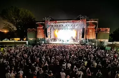 I Kneecap Avviano la Sesta Edizione del Sequoie Music Park: Un Futuro Cromatico di Suoni e Culture