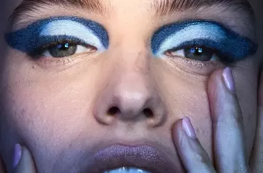 Il fascino intramontabile del blu: tendenze make-up e capelli per un look vibrante