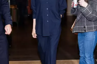 La camicia blu: un capo d'abbigliamento versatile e chic per ogni occasione