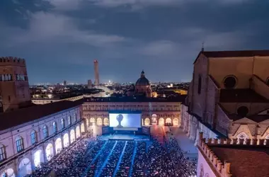 Bologna illumina le notti estive: "Sotto le stelle del Cinema" incanta Piazza Maggiore e il Modernissimo