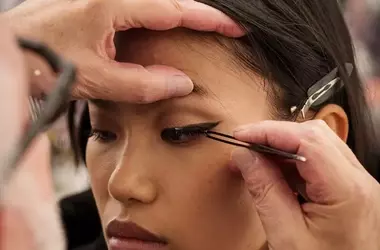 L'Eyeliner Grafico: Un'Arte Senza Tempo per uno Sguardo Magnetico