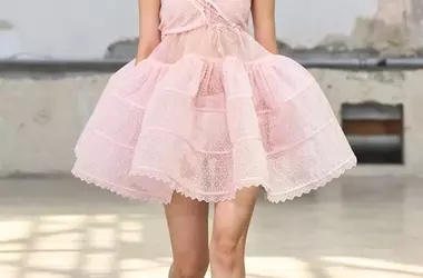 Stile Inaspettato: Abiti Romantici Incontrano Sneaker Senza Lacci