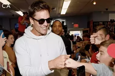 Il Gesto Segreto di Tom Brady e Vivian: "Eat Sushi" Conquista il Web