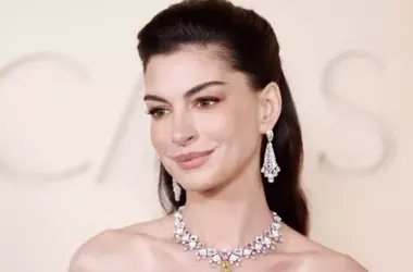 Anne Hathaway e la Radiosità della Gravidanza Over 40: Un Effetto Naturale di Giovinezza