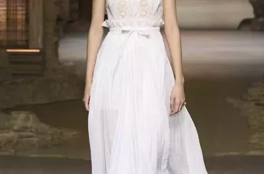 L'Abito Bianco: L'Essenza dell'Eleganza Estiva di Kaia Gerber